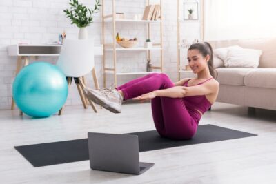 Una mujer haciendo Pilates en casa